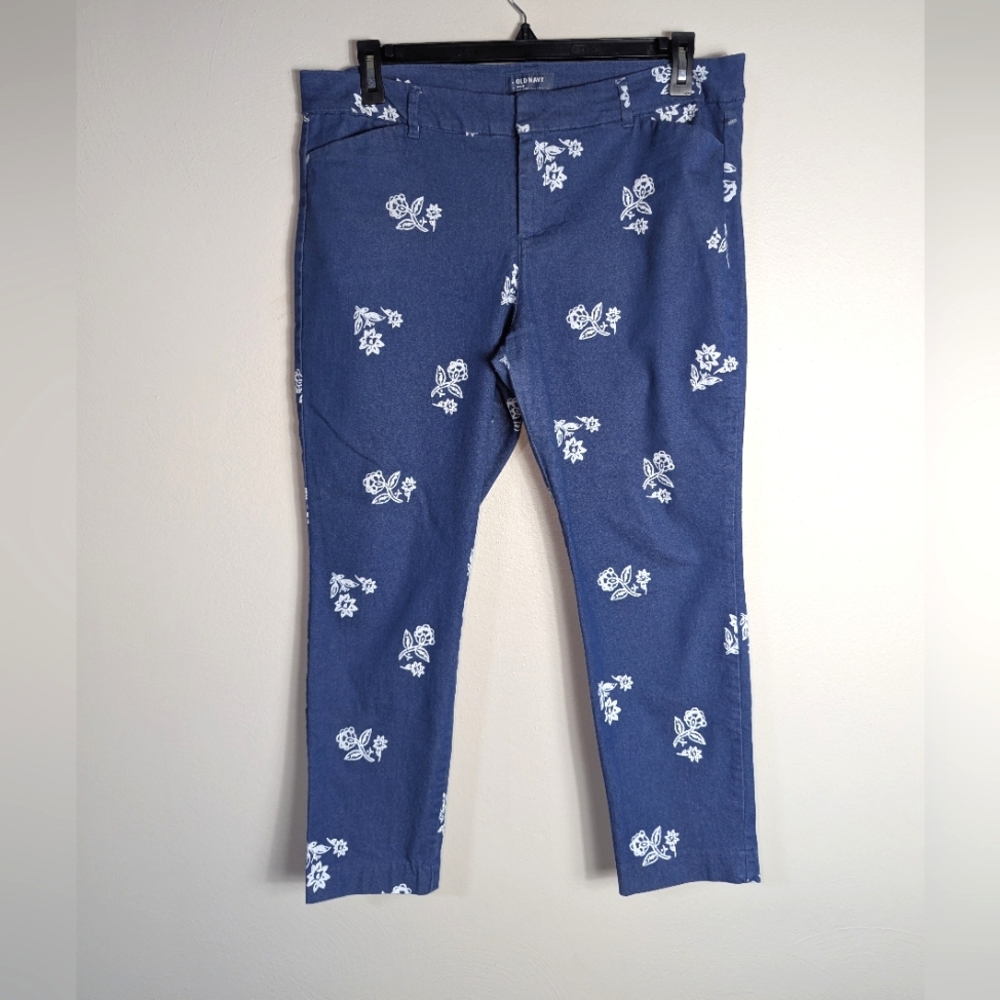 16 Old Navy Floral Stamp Print Pixie Mid-Rise Pants‎